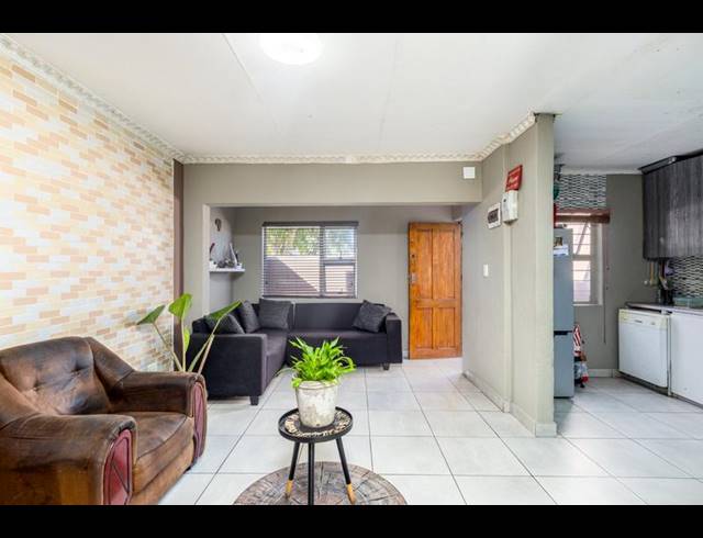 4 BEDROOM HOUSE FOR SALE IN PELICAN PARK